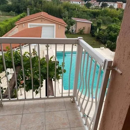 Lovely 3 Bedroom Apartment In Quiet Area W/ Pool Pula Exterior photo