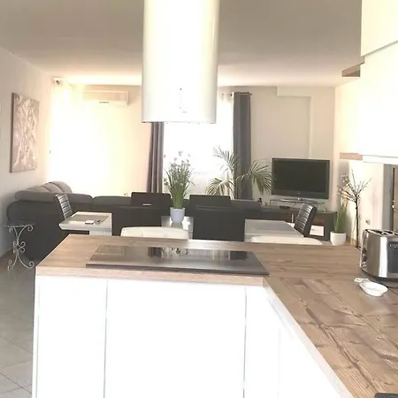 Lovely 3 Bedroom Apartment In Quiet Area W/ Pool Pula Exterior photo