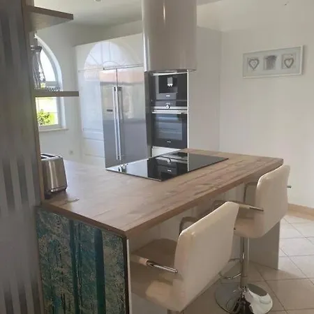 Lovely 3 Bedroom Apartment In Quiet Area W/ Pool Pula Exterior photo