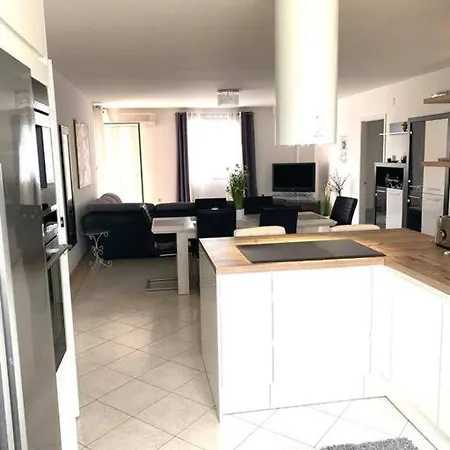 Lovely 3 Bedroom Apartment In Quiet Area W/ Pool Pula Exterior photo