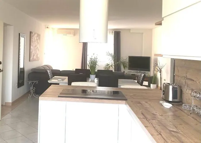 Lovely 3 Bedroom Apartment In Quiet Area W/ Pool