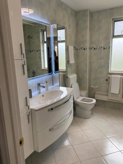 Lovely 3 Bedroom In Quiet Area W/ Pool Lägenhet *