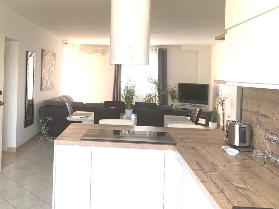 Lovely 3 Bedroom In Quiet Area W/ Pool Lägenhet *