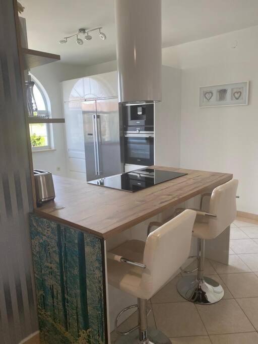 Lovely 3 Bedroom In Quiet Area W/ Pool Lägenhet *