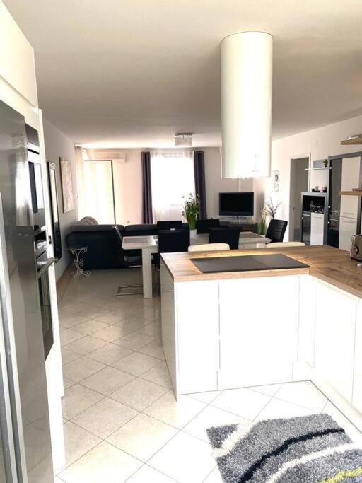 Lovely 3 Bedroom In Quiet Area W/ Pool Lägenhet Pula