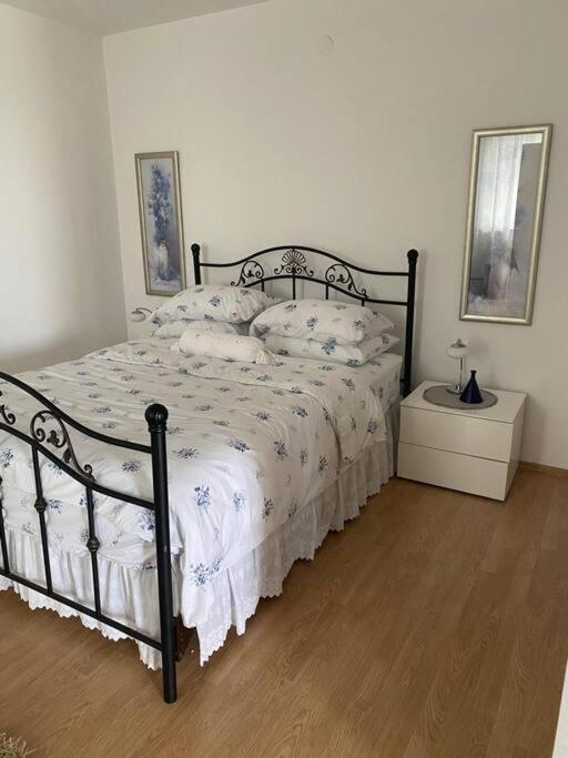 Apartment Lovely 3 Bedroom In Quiet Area W/ Pool *